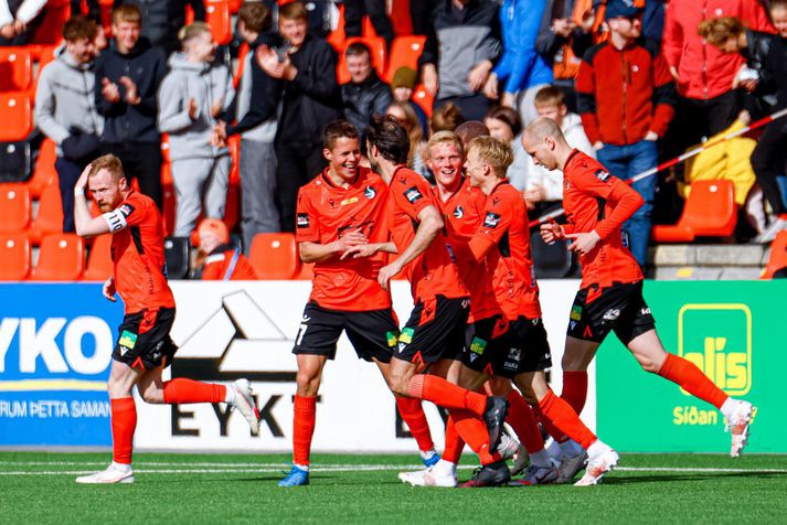 Óskar Borgþórsson, Helgi Valur Daníelsson og Dagur Dan Þórhallsson fagna hér saman einu marka Fylkisliðsins í gær ásamt liðsfélögum sínum.