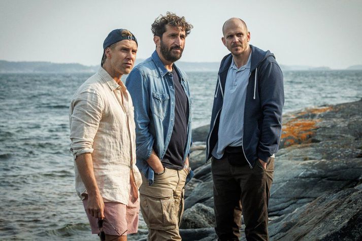 Gustaf Skarsgård, Fares Fares og Linus Wahlgren leika þrjá feður sem bjóðast til að fylgja dætrum sínum í skólaferð á afskekkta eyju. Gamlar minningar og vaxandi spenna verða til þess að fullorðna fólkið missir tökin — en hver ræður og hversu hættulegt er ástandið? Framlag Svía til Óskarsins.