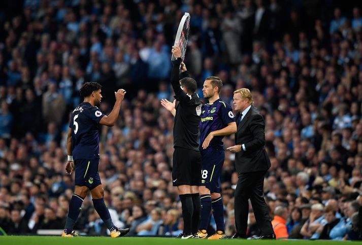 Gylfi kemur hér af bekknum. Klár í sinn fyrsta leik með Everton.