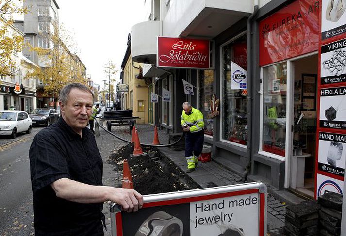 Símon Sverrisson kveðst hafa glímt við jarðvegsflutninga á vörubílum í vor og nú spilli skurðgröftur fyrir honum viðskiptum. Fréttablaðið/Vilhelm