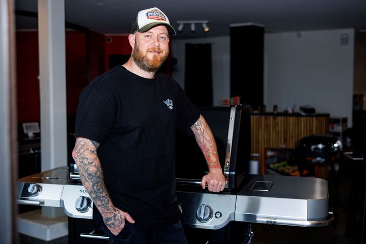 Í dag býður BBQ kóngurinn upp á æðislegan pulled pork hamborgara sem tekur enga stund að græja.