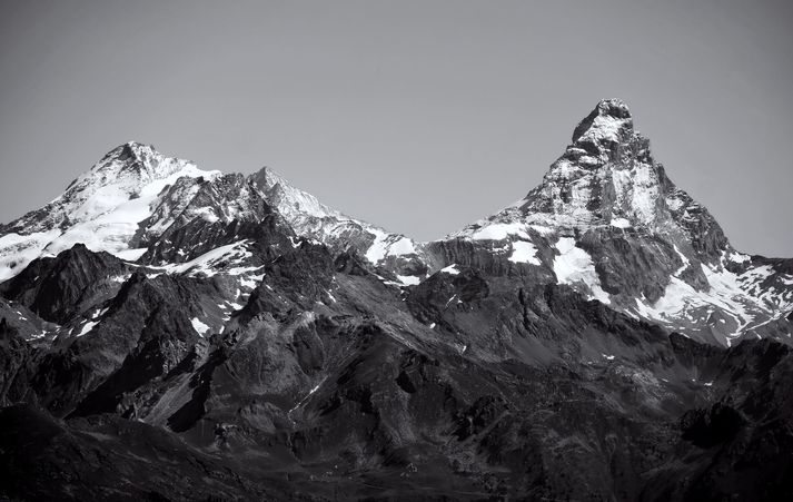 Hið fræga Matterhorn er í Zermatt en leiðin sem fólkið ætlaði, frá Zermatt til Arolla, er aðeins fyrir vant skíðafólk. Vont veður virðist hafa komið fólkinu að óvörum.