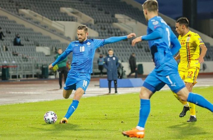 Gylfi Þór Sigurðsson lætur hér vaða á markið í sigrinum á Rúmeníu á Laugaralsvellinum í kvöld.