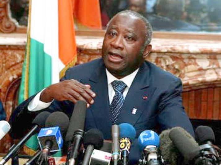 Laurent Gbagbo; neitar að standa upp úr forsetasólnum.