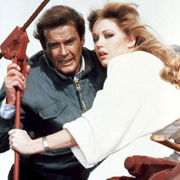 Roger Moore og Tanya Roberts, sem er ekki hin myrta, í hlutverkum sínum í A View to a Kill.