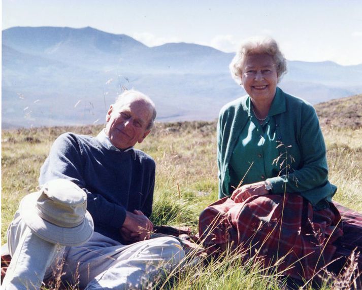 Elísabet Englandsdrottning sat ein fremst við altarið þegar eiginmaður hennar, Filippus prins hertogi af Edinborg, var jarðsunginn í dag. Hér má sá gamla mynd af þeim hjónum.