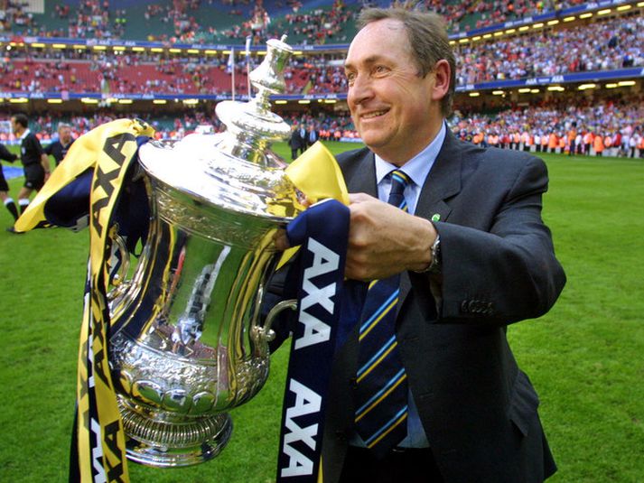 Gerard Houllier með enska bikarinns sem hann vann með Liverpool.