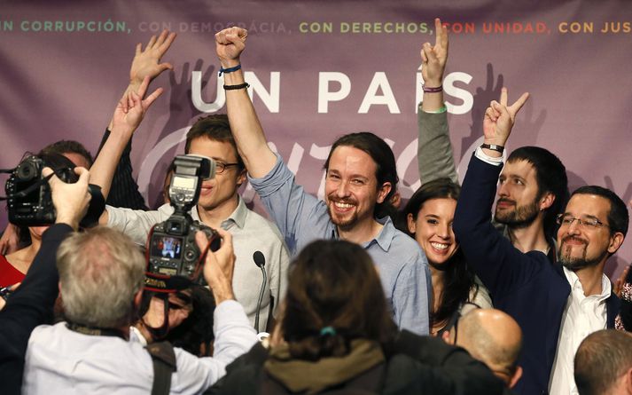 Pablo Iglesias, leiðtogi Podemos, fagnar úrslitum kosninganna með stuðningsmönnum sínum.