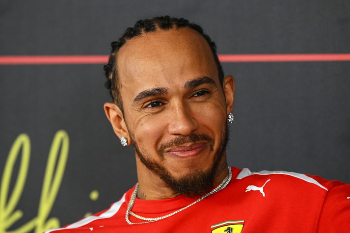 Lewis Hamilton segist vera spenntur fyrir breyttum bíl eftir vonbrigði fyrsta tímabilsins með Ferrari.