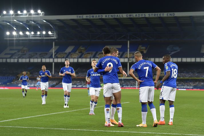 Gylfi Þór fagnar með Dominic Calvert-Lewin, sem skoraði þrennu í kvöld, og öðrum leikmönnum Everton.