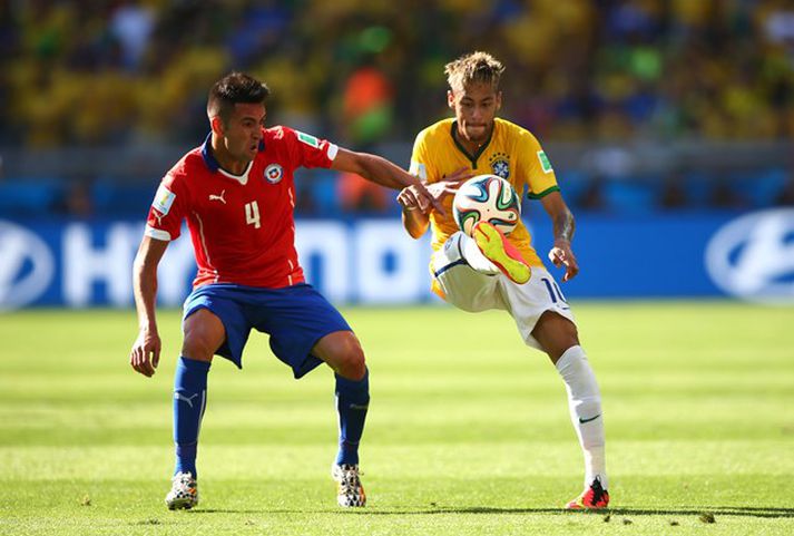 Isla í baráttunni við Neymar í leik Chile og Brasilíu á HM.