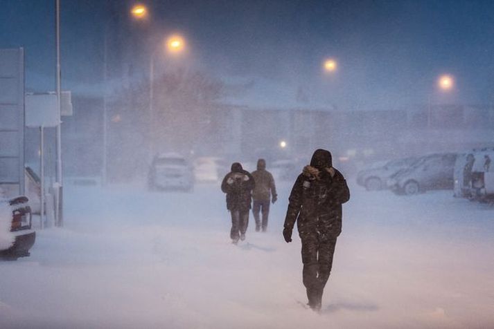 Seint í nótt og á morgun má búast við hvassviðri eða stormi um landið norðvestanvert með snjóbyl og litlu skyggni.