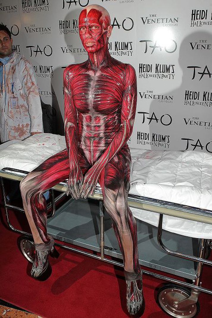 Ofurfyrirsætan Heidi Klum fór fram úr sjálfri sér þetta árið þegar hún mætti eins og búið væri að fletta húðinni af henni. Það er óhætt að segja að Klum hafi verið óþekkjanleg um kvöldið.