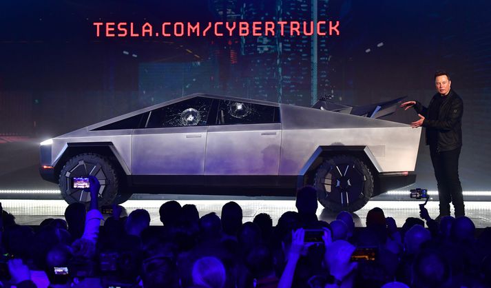 Elon Musk heldur áhyggjulaus áfram kynningu á Cybertruck pallbílnum eftir að óbrjótanlegar rúður brotnuðu tvisvar.