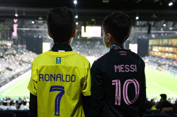 Ungir aðdáendur Cristiano Ronaldo og Lionel Messi þegar lið Al-Nassr og Inter Miami mættust á dögunum.