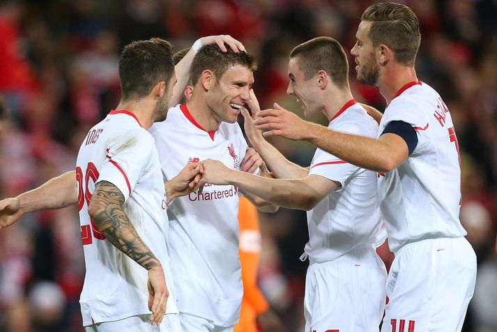 James Milner fagnar hér sigurmarki sínu með félögum sínum í Liverpool-liðinu.