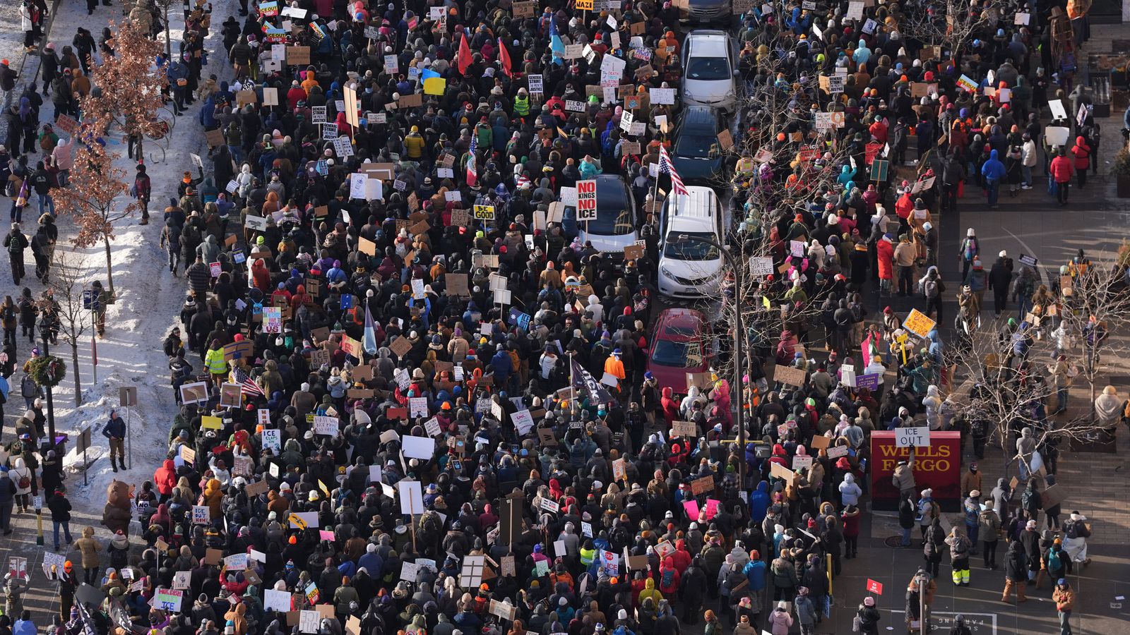Tug­þúsundir mót­mæltu ICE