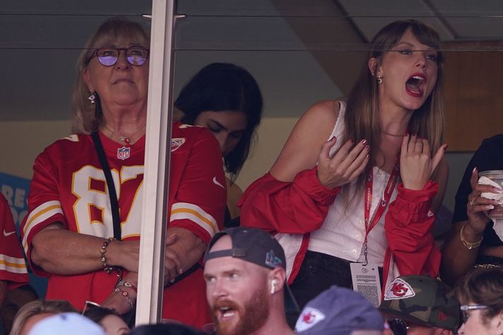 Vel fór á með Taylor Swift og Donnu Kelce, móður Travis Kelce.