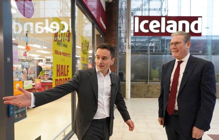 Richard Walker er sonur Malcolm Walker, stofnanda Iceland Foods. Hér sést hann bjóða Keir Starmer inn í eina af verslunum fyrirtækisins en rétt er að geta þess að myndin var tekin áður en Starmer varð forsætisráðherra.