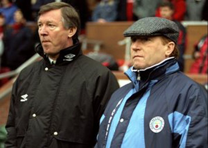 Alan Ball stendur hér við hlið Alex Ferguson á leik Manchester United og Manchester City fyrir áratug