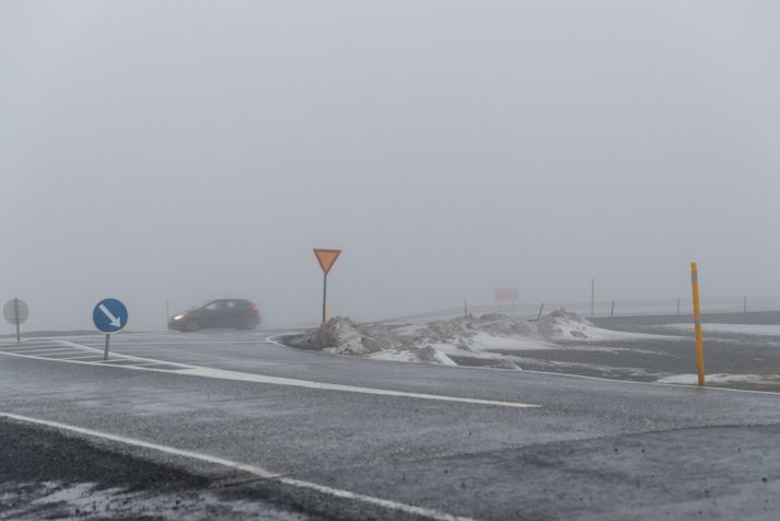 Hellisheiði hefur verið lokað vegna veðurs.