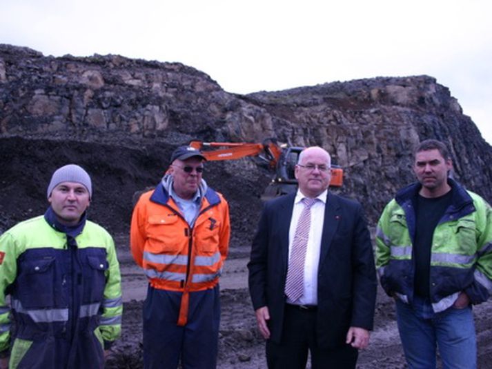 Starfsmenn Suðurverks kynntu samgönguráðherra stöðuna í verkinu. Frá vinstri: Sieclo Knezevic, Þórhallur Gestsson, Kristján L. Möller og Erlingur Jónsson. Mynd/Samgönguráðuneytið