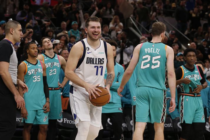 Luka Doncic skoraði 51 stig þegar Dallas lagði San Antonio í nótt.