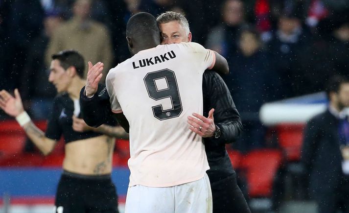 Romelu Lukaku faðmar Ole Gunnar Solskjær eftir sigurinn í gær.