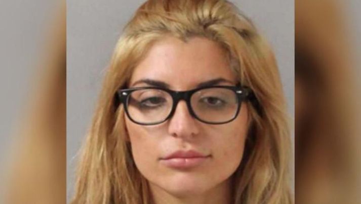 Katie Quackenbush, einnig þekkt undir listamannsnafninu Katie Layne, var handtekin seint að kvöldi 26. ágúst síðastliðinn.