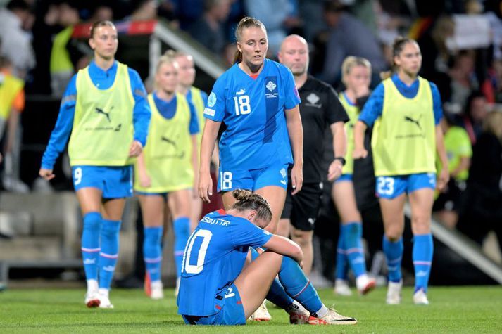 Karólína Lea Vilhjálmsdóttir og Guðrún Arnardóttir voru skiljanlega svekktar eftir tapið stóra í Þýskalandi í kvöld.