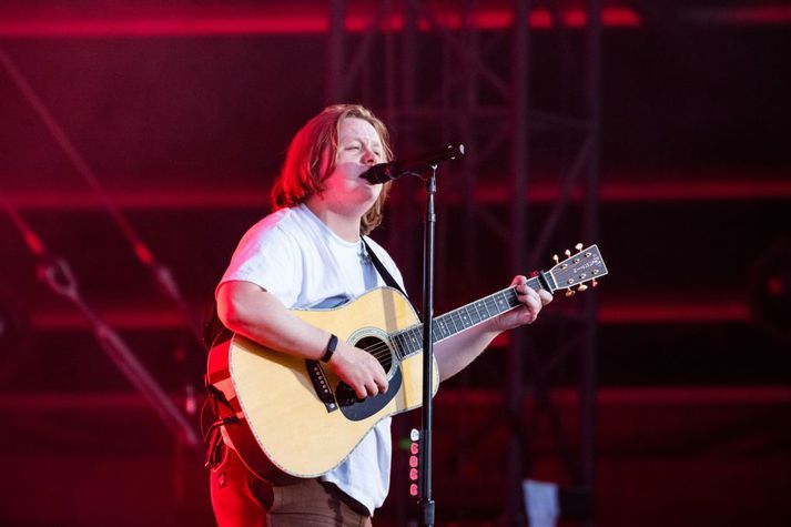 Lewis Capaldi mun ekki spila á Íslandi á þessu ári eins og til stóð en áhugasamir geta séð hann á næsta ári.