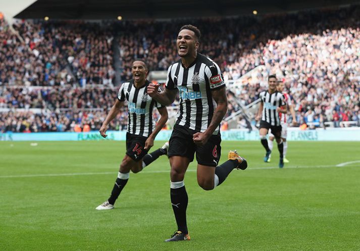 Jamaal Lascelles, fyrirliði Newcastle, fagnar sigurmarki sínu gegn Stoke.