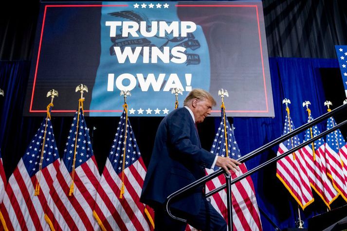 Trump á leið á sviðið á kosningavökunni í Des Moines í Iowa í nótt.