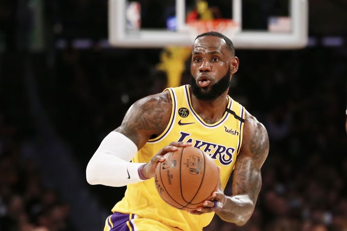 LeBron hefur verið frábær í liði Lakers í vetur. Nú svarar hann spurningum aðdáenda til að drepa tímann.