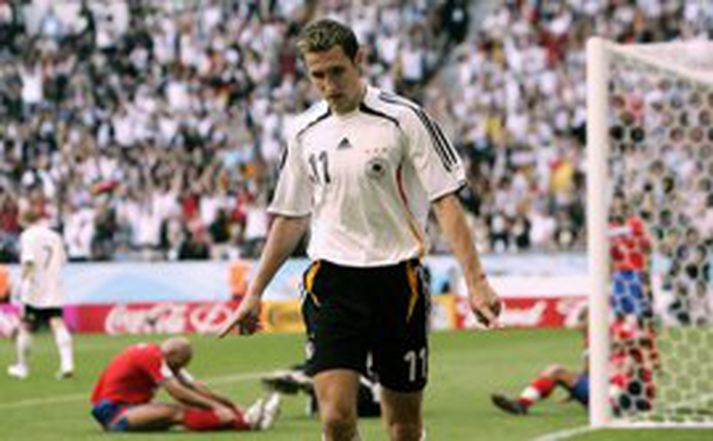Miroslav Klose hélt uppteknum hætti frá HM og skoraði tvö mörk fyrir Þjóðverja á Schalke Arena, en hann var fyrir leikinn sæmdur verðlaunum fyrir að vera valinn besti leikmaður síðustu leiktíðar í þýsku úrvalsdeildinni