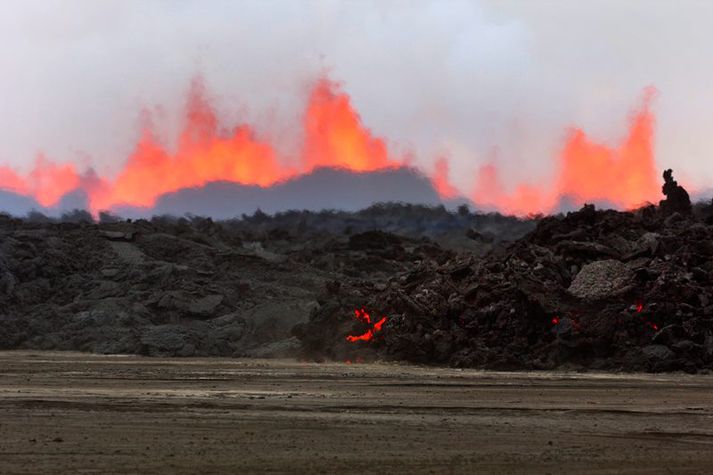 Eldgosið heldur áfram þó það virðist hafa dregið lítillega úr virkninni frá því sem var í gær.