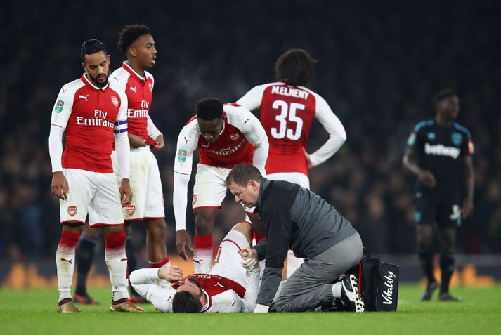 Hugað að Giroud í leiknum í gær.