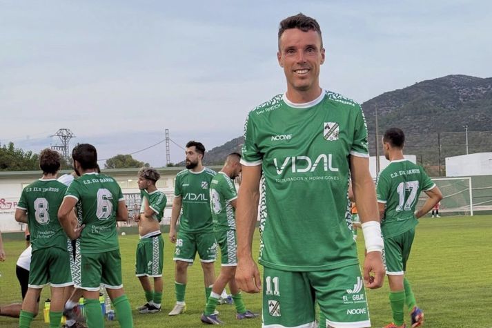 Spánverjinn Roberto Bautista Agut spilar nú keppnisfótbolta og er greinilega öflugr þar líka.