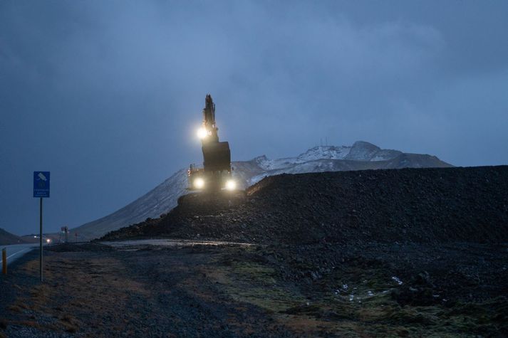 Frá vinnu við varnargarða við Svartsengi. 