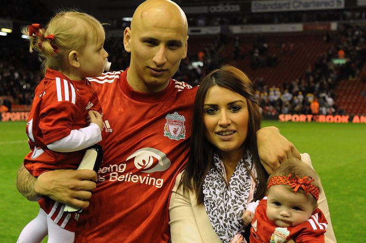 Jonjo Shelvey með eiginkonu sinni og tveimur af börnum þeirra þegar hann var leikmaður Liverpool.