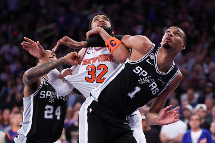 Það er mikil barátta í kringum Victor Wembanyama en hér hann í baráttu við Karl-Anthony Towns í liði New York Knicks.
