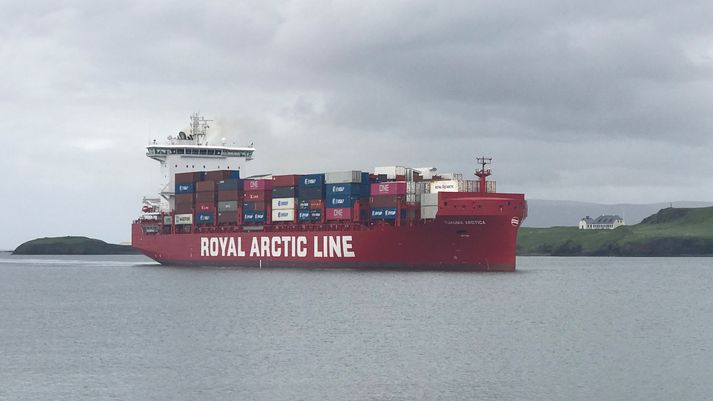 Flaggskip Grænlendinga siglir inn Viðeyjarsund síðdegis í fyrstu ferðinni til Íslands eftir að siglingsamstarf Royal Arctic Line og Eimskips hófst formlega, sem var 12. júní. Skipið kom frá Danmörku, hlaðið varningi til Íslands, en tekur jafnframt drjúgan farm í Reykjavík til að sigla með áfram til Nuuk.