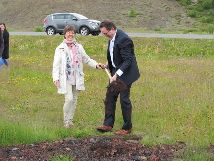 Kristján Þór Júlíusson heilbrigðisráðherra og Dagbjört Sigríður Bjarnadóttir hjúkrunarfræðingur tóku fyrstu skóflustunguna