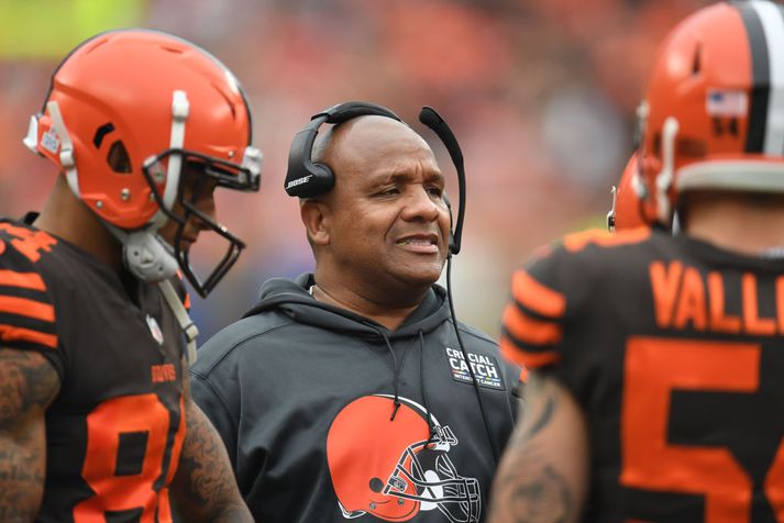 Hue Jackson á hliðarlínunni með Browns.