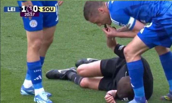 Jamie Vardy blæs í flautu dómarans Davids Webb.
