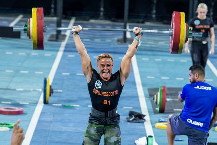 Sara Sigmundsdóttir fer hér upp með 112 kíló