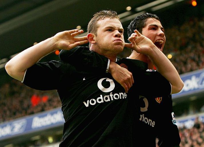 rooney Fagnar hér marki sem hann skoraði gegn Liverpool.