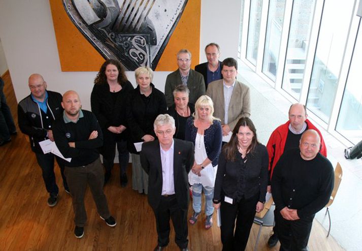 Rannveig, Guðmundur Rúnar og Hrafnkell ásamt fulltrúum aðildarfélaga ÍBH við afhendingu styrkjanna í Straumsvík í gær.