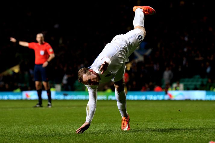 Wayne Rooney fagnaði seinna marki sínu með því að taka handahlaup á vellinum.