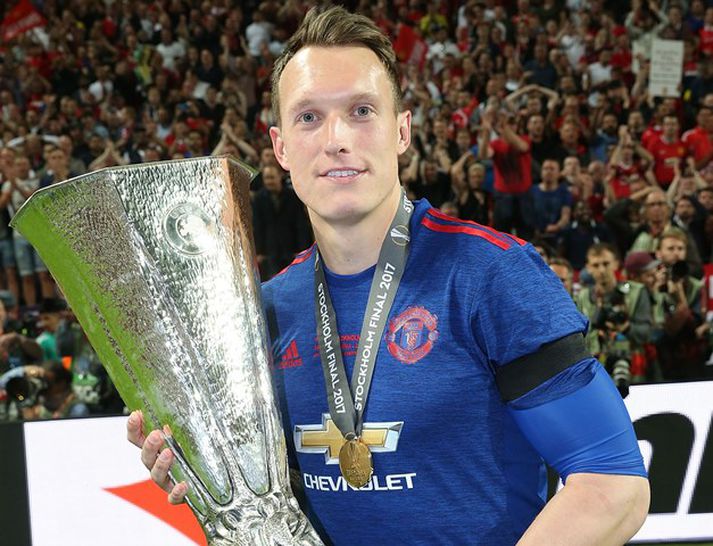 Phil Jones með Evrópudeildarbikarinn.